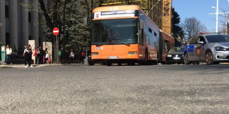 Nafta deri në 217 lekë/litri, Shoqatat e Transportit: Na jepni kompesim që mos të rrisim çmimin e biletës