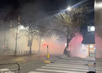Hedhje të vazhdueshme molotovësh, vendi mbushet me tym pranë Xhamisë së Namazgjasë