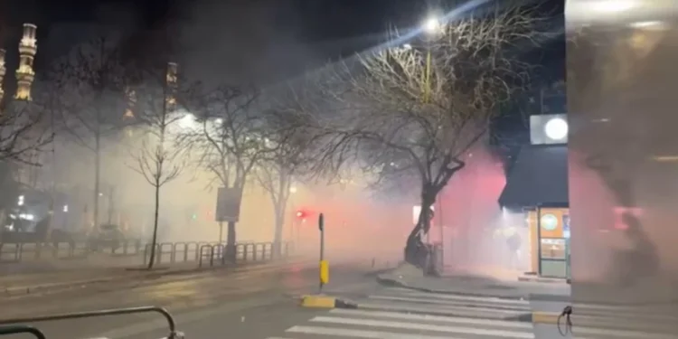 Hedhje të vazhdueshme molotovësh, vendi mbushet me tym pranë Xhamisë së Namazgjasë
