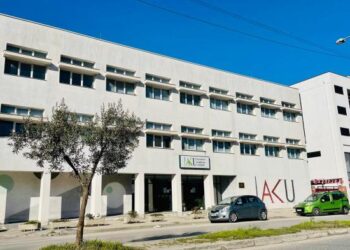 Kërcënoi punonjësit, Gjykata e Durrësit lë në burg ish-drejtorin e AKU-së