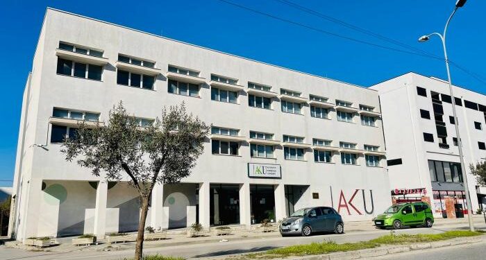 Kërcënoi punonjësit, Gjykata e Durrësit lë në burg ish-drejtorin e AKU-së