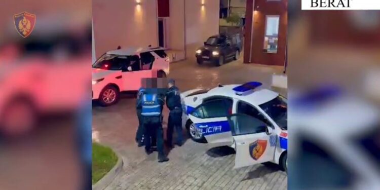 Plagosi me thikë 48-vjeçarin pas sherrit, përfundon në pranga autori në Berat
