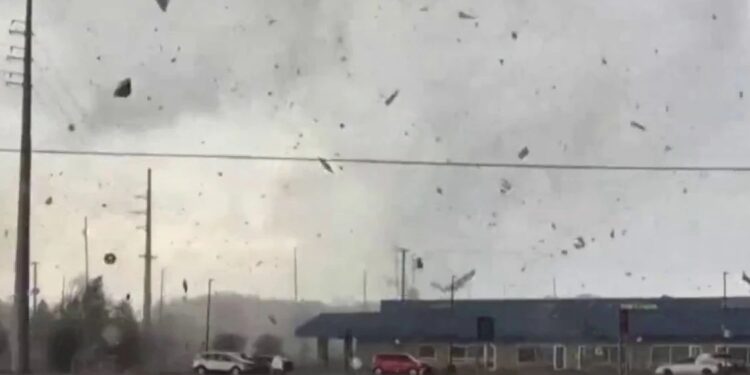 Tornado vdekjeprurëse në Michigan, raportohet për viktima dhe dëme materiale