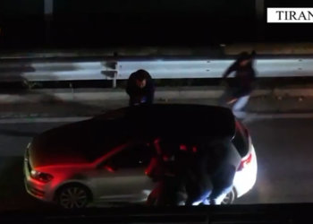 Trafik armësh nga Mali i Zi në Shqipëri, arrestohen dy të rinj në Tiranë, në ‘Volkswagen’ gjenden 6 pistoleta