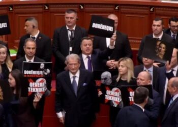 Opozita bllokon foltoren pasi PS rrëzoi kërkesën për heqjen e imunitetit të Ballukut