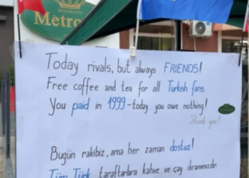 “Sot rivalë, por gjithmonë miq”, pankarta epike në Prishtinë, lokali ofron kafe e çaj falas për tifozët turq