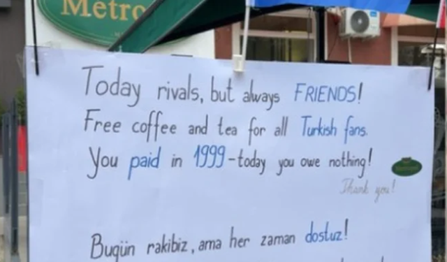 “Sot rivalë, por gjithmonë miq”, pankarta epike në Prishtinë, lokali ofron kafe e çaj falas për tifozët turq
