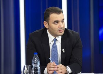 “Shqiptarët të heqin korrupsionin nga mendësia”, Këlliçi-Komisioneres së BE: Problemi është qeveria, zonja Kos