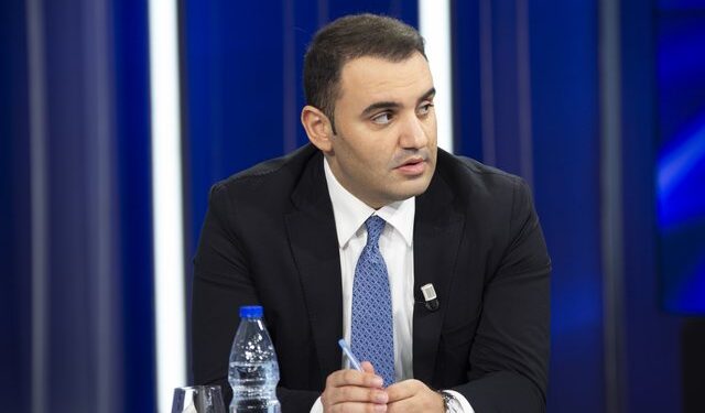“Shqiptarët të heqin korrupsionin nga mendësia”, Këlliçi-Komisioneres së BE: Problemi është qeveria, zonja Kos