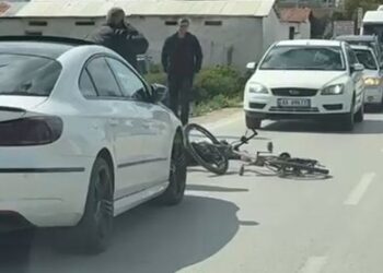 Aksident në Fier-Patos, makina përplas një person që po lëvizte me biçikletë