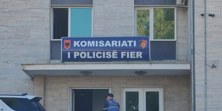 Tentoi të vriste çiftin duke i përplasur me makinë, arrestohet i riu në Fier