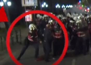 Dalin pamjet nga protesta, ja si goditet nga policia me shkop gome deputeti i PD