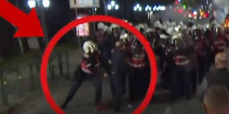 Dalin pamjet nga protesta, ja si goditet nga policia me shkop gome deputeti i PD