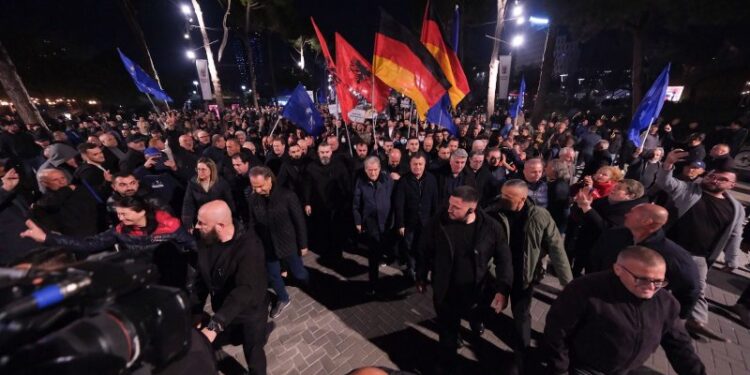 Protesta e opozitës, REL: Policia shqiptare hodhi ujë e gaz lotsjellës ndaj qytetarëve