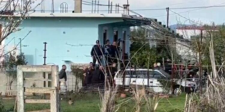 Detaje nga krimi i rëndë në Fier/ I moshuari e tërhoqi gruan zvarrë nga oborri para se ta vriste