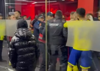 Sherr pas ndeshjes Flamurtari-Elbasani, tifozët vlonjatë përplasen me lojtarët verdheblu
