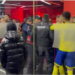Sherr pas ndeshjes Flamurtari-Elbasani, tifozët vlonjatë përplasen me lojtarët verdheblu