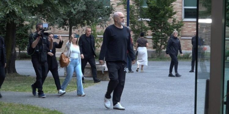 Rama mbledh në selinë e PS drejtuesit politik dhe deputetët e Tiranës