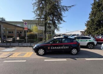 Ngjarje e rëndë në Itali, gjimnazisti godet më thikë mësuesen jashtë derës së shkollës