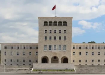 Kumbaro shkarkon administratorin e Universiteti Politeknik i Tiranës