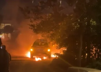 Protestuesit hedhin molotovë para selisë së PS, i vënë flakën makinës së Policisë