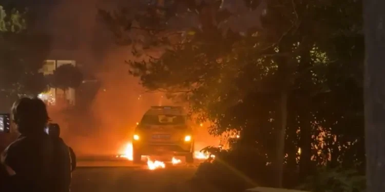Protestuesit hedhin molotovë para selisë së PS, i vënë flakën makinës së Policisë