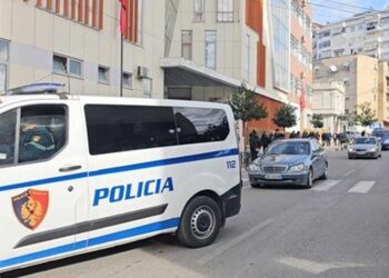 Aksident në Elbasan, përplasi të riun me biçikletë, arrestohet autori