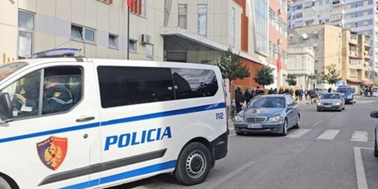Aksident në Elbasan, përplasi të riun me biçikletë, arrestohet autori