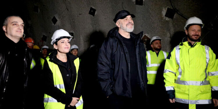 Përplasja e Ramës me drejtësinë shkatërron iluzionet mbi demokracinë në Shqipëri