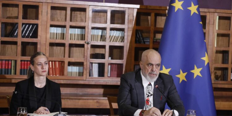 Kritikat për editorialin me Vuçiç, Rama: Nuk ka ‘dorëheqje’ nga anëtarësimi në BE