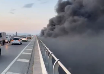 FOTO/ Digjen dhjetëra goma poshtë urës së Milotit, re të dendura tymi mbulojnë zonën