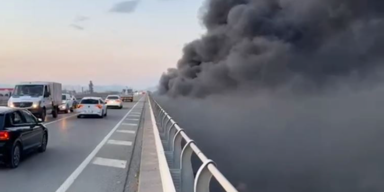FOTO/ Digjen dhjetëra goma poshtë urës së Milotit, re të dendura tymi mbulojnë zonën