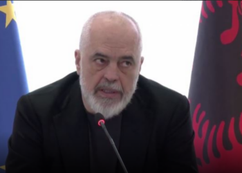 Rama përgëzon tregtarët e naftës për “çmimet e lira”: Vendet e tjera janë më keq