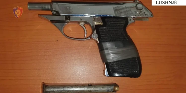 Lëvizte me pistoletë në Lushnjë, shpallet në kërkim 21-vjeçari. Arrestohen 5 shokët për ‘moskallëzim krimi’