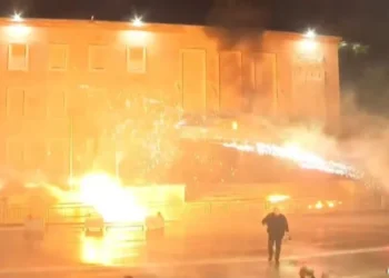 Kryeministria në flakë nga fishekzjarrët dhe molotovët, policia kundërpërgjigjet me gaz lotsjellës