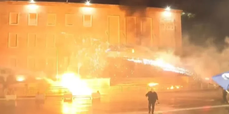 Kryeministria në flakë nga fishekzjarrët dhe molotovët, policia kundërpërgjigjet me gaz lotsjellës
