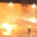Kryeministria në flakë nga fishekzjarrët dhe molotovët, policia kundërpërgjigjet me gaz lotsjellës