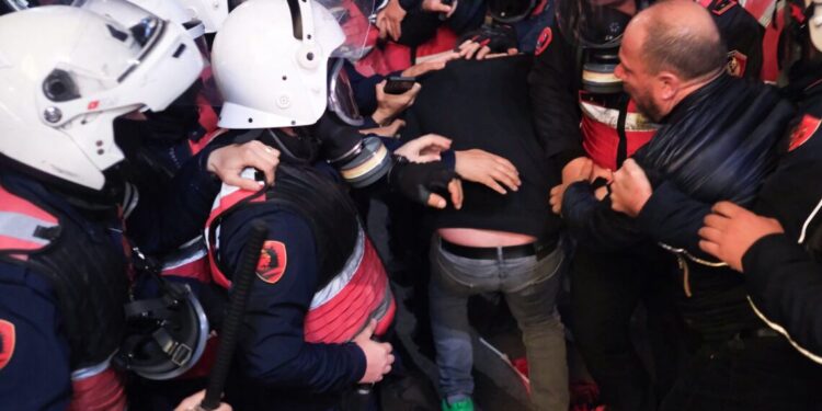 Ministria e Shëndetësisë: 4 efektivë janë lënduar në protestë
