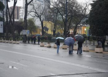 U thirr në rrjetet sociale/ Dështon protesta për çmimin e naftës para Kryeministrisë, pjesëmarrje minimale në shesh