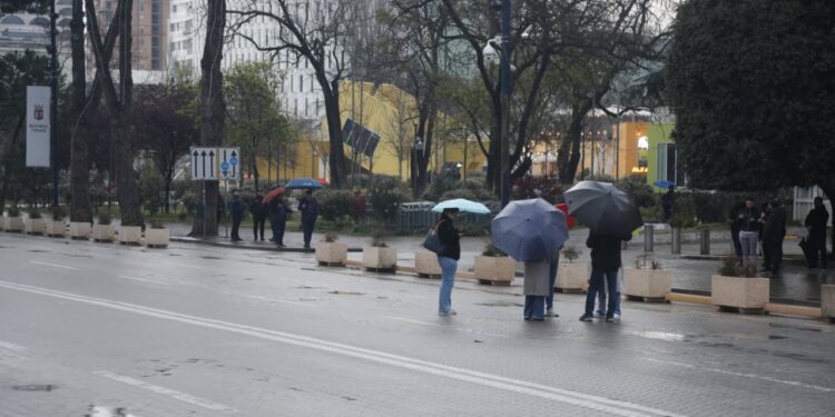 U thirr në rrjetet sociale/ Dështon protesta për çmimin e naftës para Kryeministrisë, pjesëmarrje minimale në shesh