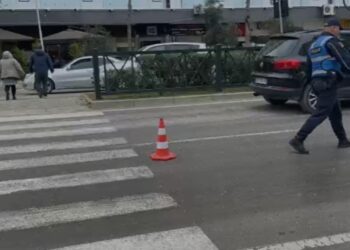 Aksident i rëndë në Vlorë, makina përplas 57-vjeçaren në vijat e bardha