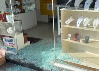 Tentuan të grabisnin argjendarinë në Pogradec, arrestohen dy të rinjtë nga Laçi