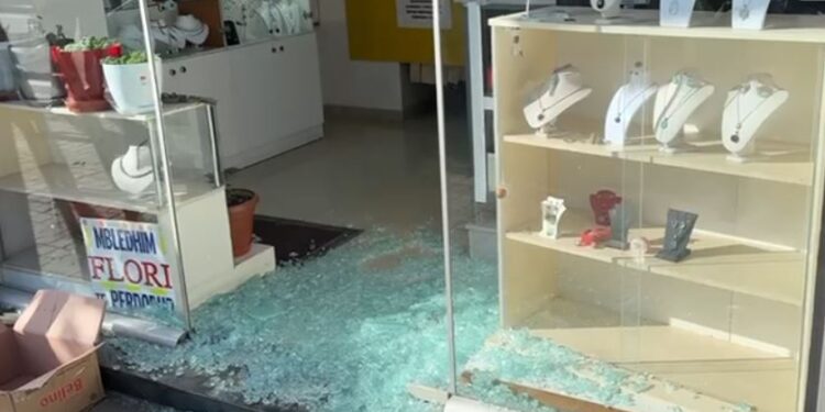 Tentuan të grabisnin argjendarinë në Pogradec, arrestohen dy të rinjtë nga Laçi