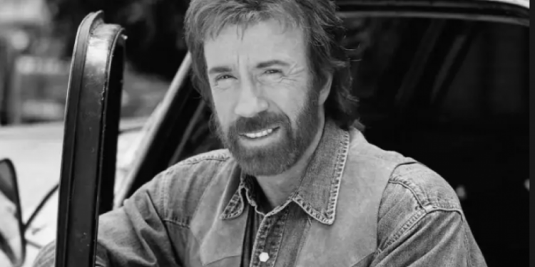 Legjenda e aksionit, Chuck Norris, ndahet nga jeta në moshën 86-vjeçare