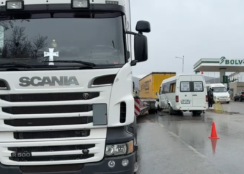 3 kamionë dhe një furgon përfshihen në aksident në Qafë-Plloçë, bllokohet qarkullimi