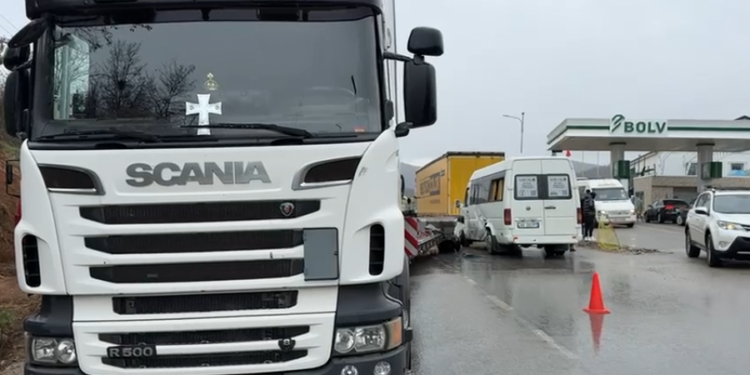 3 kamionë dhe një furgon përfshihen në aksident në Qafë-Plloçë, bllokohet qarkullimi