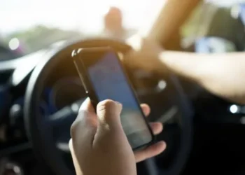 Fenomen i ri i shpërqendrimit në timon, drejtuesit shikojnë video gjatë drejtimit