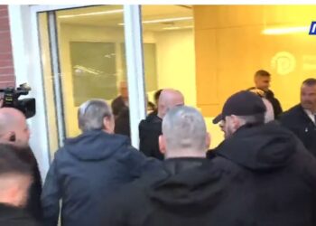 Protesta kombëtare, Berisha mbërrin në selinë blu/ Këlliçi: PD nuk bën hapa pas, aksion opozitar deri në fund. Skenarin do ta shihni