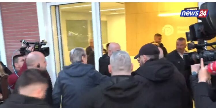 Protesta kombëtare, Berisha mbërrin në selinë blu/ Këlliçi: PD nuk bën hapa pas, aksion opozitar deri në fund. Skenarin do ta shihni