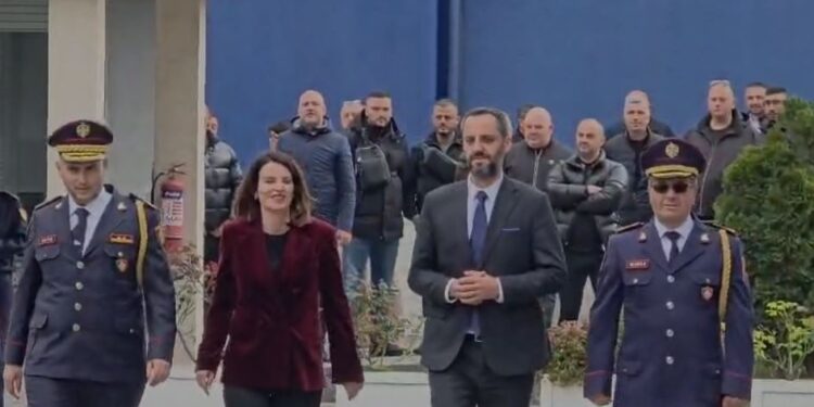 Mbahet ceremonia e betimit të drejtorit të ri të Policisë së Shtetit, Koçiu: Detyra e tij e parë, forcimi i standardit të kësaj strukture!